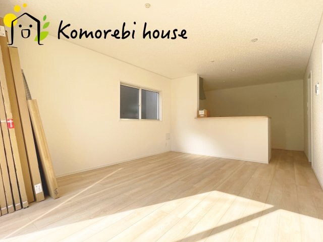 さいたま市西区飯田新田第2　新築一戸建て　クレイドルガーデン　03の居間・リビング|使いやすいリビングです