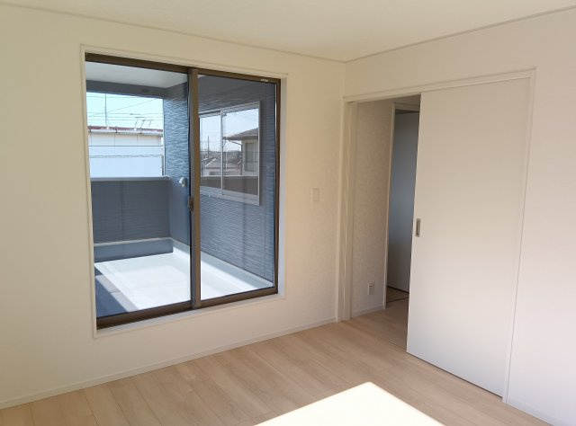 筑西市下川島　第2　1号棟の寝室|主寝室は７帖あり、バルコニーに面しています