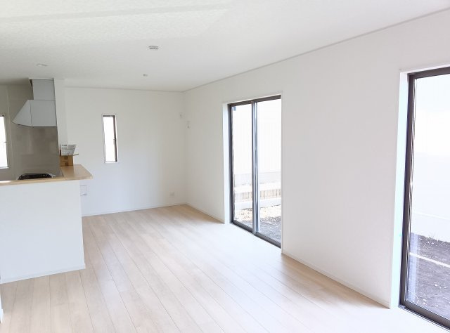 筑西市下川島　第2　1号棟の居間・リビング|明るい日差しの入るリビングは約17.6帖で広々としています