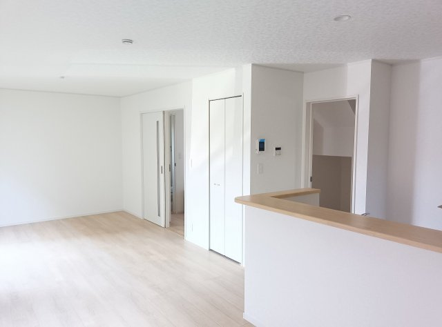 筑西市下川島　第2　1号棟の居間・リビング|キッチン、ダイニング側から見たリビングです