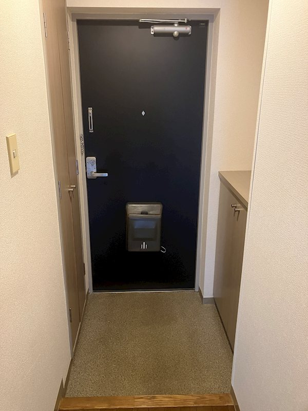 メゾンカワベの玄関