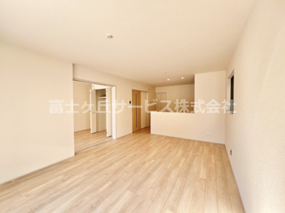 【居間・リビング】 | 富士市松本 新築一戸建て A号棟 | 16帖のリビングダイニングです