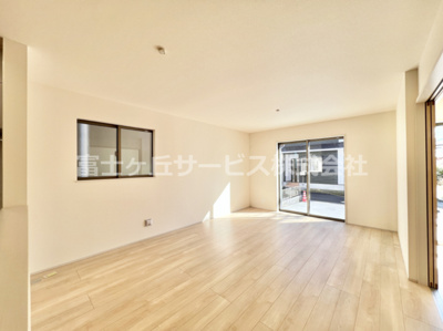 【居間・リビング】 | 富士市松本 新築一戸建て A号棟 | ゆったりとした居間です