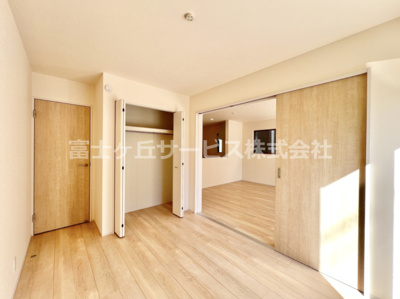 【居間・リビング】 | 富士市松本 新築一戸建て A号棟 | リビング横の5.53帖の洋室です