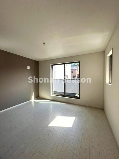 【洋室】 | 全室には収納をご用意しました♪
生活と共に増える荷物もスッキリ片付きますよ。