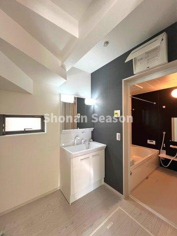 【独立洗面台】 | 収納・機能性に優れた独立洗面台◎
シャワータイプでお掃除もラクラクですよ♪