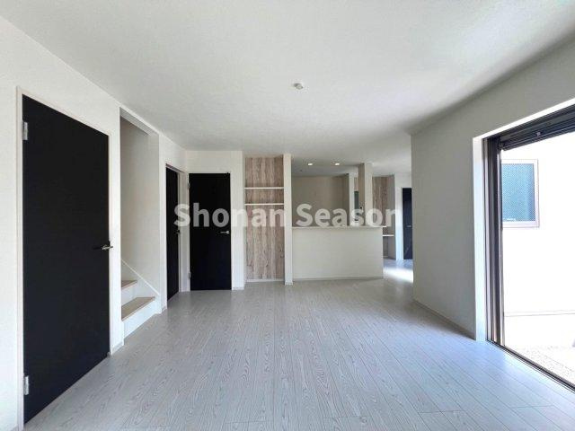 【居間・リビング】 | １９．２帖の大型リビング◎
来客時も窮屈感なく過ごせる広さです♪