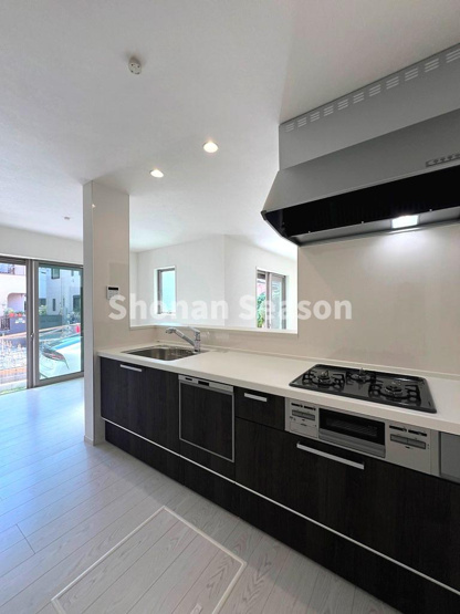 【キッチン】 | 調理時短に繋がる３口コンロ・グリル搭載！
お料理の幅が広がりますよ♪