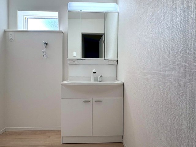 クワイエ　岐阜市御杉町第１　全１区画分譲の独立洗面台|床材に受ける様々な傷や、温度・湿度変化による、クラックの発生を大幅に抑える特殊加工を施工済みです。
水栓はリフトアップできて両手が使えます。またハンドシャワーでも使えます。