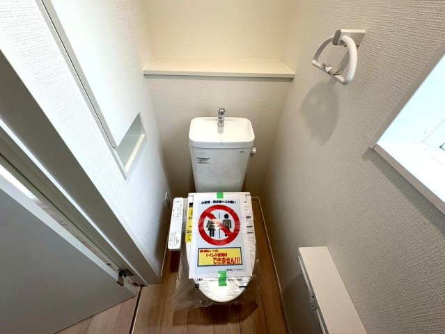 クワイエ　岐阜市御杉町第１　全１区画分譲のトイレ|超表面平滑加工とイオンパワーの「セフィオンテクト」加工で、汚れが付きにくく落ちやすい仕様のトイレです。
またツイントルネード洗浄で少ない水でも前方の返し部分から後方部までしっかり洗浄できます！