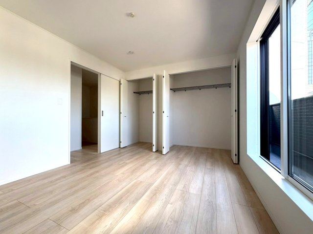 クワイエ　岐阜市御杉町第１　全１区画分譲の寝室|全居室にたっぷり収納できる大型収納を設置。窓ガラスは、断熱性能や結露防止効果の高いペアガラスを採用！
高い断熱性と共にガラス面の結露対策にも効果を発揮し湿気によるカビの発生を抑止します。