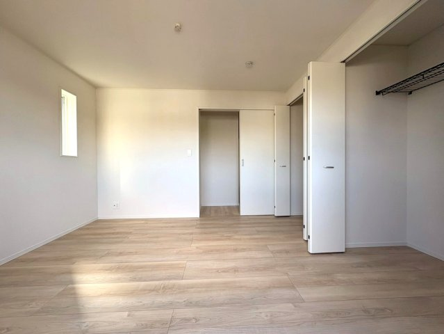 クワイエ　岐阜市御杉町第１　全１区画分譲の洋室|建具やクロスなどをトータルデザインでコーディネートしており、室内に落ち着きと安らぎを与えてくれます。
全居室収納付き！寝室やお子様のお部屋がスッキリ片付きます。