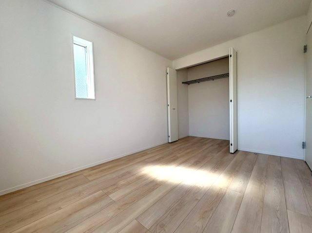 クワイエ　岐阜市御杉町第１　全１区画分譲の洋室|建具やクロスなどをトータルデザインでコーディネートしており、室内に落ち着きと安らぎを与えてくれます。
全居室収納付き！寝室やお子様のお部屋がスッキリ片付きます。