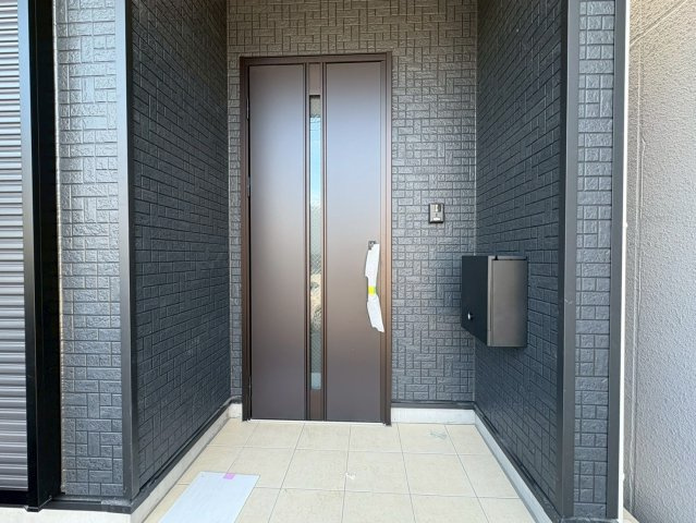 クワイエ　岐阜市御杉町第１　全１区画分譲の玄関|玄関ドアの取手ハンドル部分にセンサーがついて、カードタイプ・シールタイプのキーで施錠が可能で便利です。
お買い物の荷物で手が塞がっていても、楽々開錠できます。毎日の外出前の時間も短縮されて快適です！