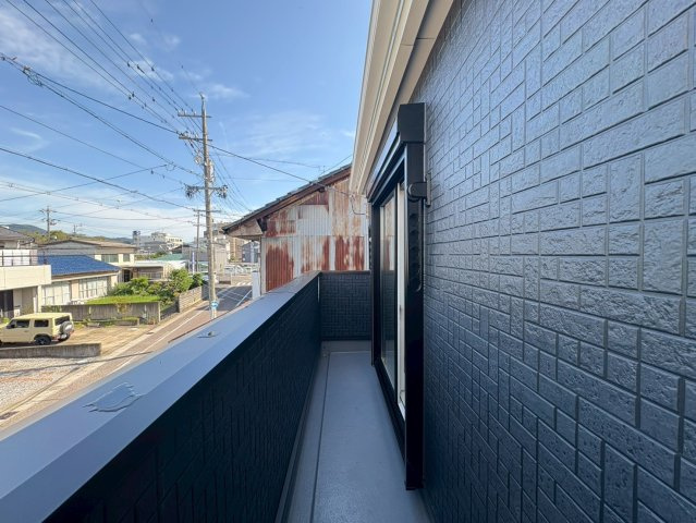 クワイエ　岐阜市御杉町第１　全１区画分譲のバルコニー|バルコニーは南向きで洗濯物もよく乾きます！強度と表面積硬度を持つFPRで防水しています。