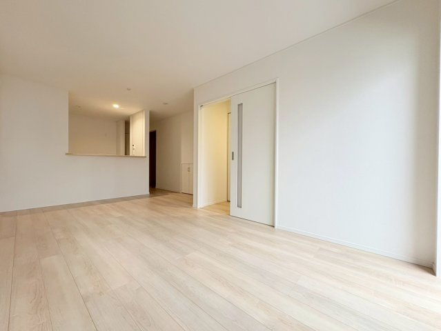 クワイエ　岐阜市御杉町第１　全１区画分譲の居間・リビング|フローリング材は木目調でナチュラルな美しさ。様々な傷やクラックの発生を大幅に抑える特殊加工済みです。
床材に受ける様々な傷や、温度・湿度変化によるクラックの発生を大幅に抑える特殊加工を施工済み。