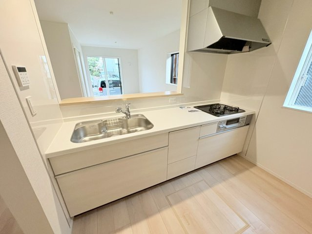 クワイエ　岐阜市御杉町第１　全１区画分譲のキッチン|お手入れがラクなステンレスをワークスペース部分トップに使用した、機能的で美しいシステムキッチンです。
浄水器組込み水栓でシンクまわりがスッキリ広々お使いいただけます。フラットな造りでお掃除も楽々です。