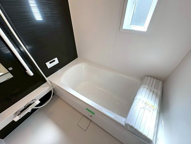 クワイエ　岐阜市御杉町第１　全１区画分譲の浴室|保温浴槽使用で４時間たっても浴槽の湯温低下はわずか約2.5度の省エネ仕様です。【暖房換気乾燥機】付き！
サイドブロー機能を備えた省エネ衣類乾燥機です。窓付きの明るく清潔な空間でゆったりバスタイムを！