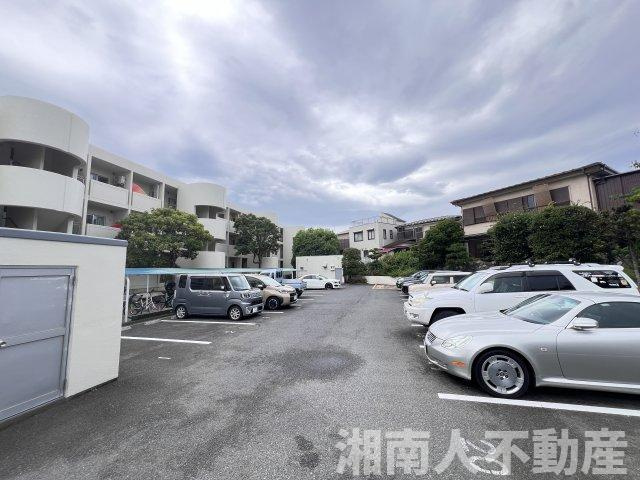 ライオンズマンション鎌倉の駐車場|駐車場があるので、車を買う予定の方も安心です