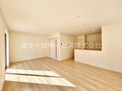 【居間・リビング】 | 富士市松本 新築一戸建て B号棟 | 18.12帖のリビングダイニングです