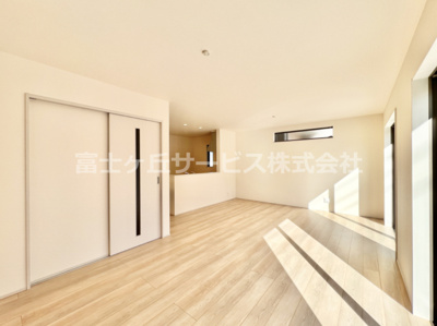 【居間・リビング】 | 富士市松本 新築一戸建て B号棟 | おしゃれなリビングです