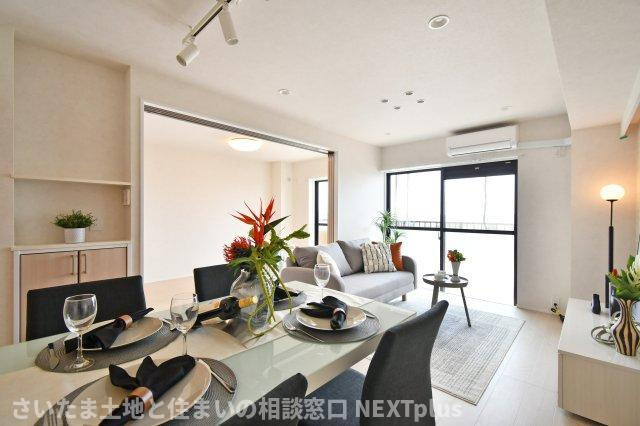 ライオンズマンション大宮指扇第二の居間・リビング|LDK12.7帖：南側の大きな窓から暖かい光が入る明るいリビングです。ご家族・お友達が集まっても全員がゆったり楽しめるリビングスペースなので、ホームパーティーを開いても楽しそうですね◎