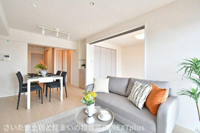 ライオンズマンション大宮指扇第二の居間・リビング|LDK12.7帖：可動間仕切りを大きく開放すると…、合計18.7帖のゆったり空間に！洋室のクローゼットも大容量なので、散らかりがちなリビングもいつもスッキリ気持ち良い室内となります。