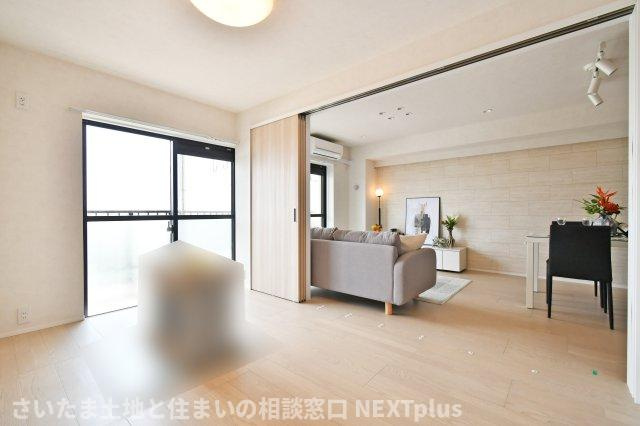 ライオンズマンション大宮指扇第二の洋室|洋室①6帖：リビングで横のフルフラットの続き間なので、家族構成やライフスタイルに合わせてリビングの一部としてもご使用いただけます◎お子様の遊び場やお昼寝スペースとしてもおすすめです！