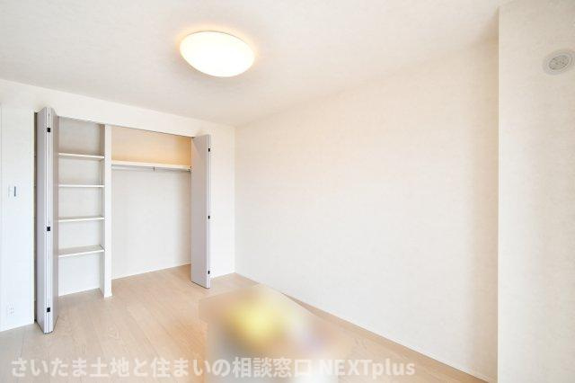 ライオンズマンション大宮指扇第二の洋室|洋室①6帖：人気のウォークインクローゼットつきのお部屋です。大容量に収納できる分、他に収納家具を置く必要が無いので、空間を有効的に使えます！ダブルベットを置いてもゆとりのある広さなので、主寝室にも◎