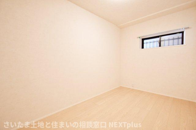 ライオンズマンション大宮指扇第二の洋室|サービスルーム①5帖：北向きの窓は直射日光が入らないので、家具などの日焼けがしにくいお部屋です。梁や柱などのデットスペースになるものが無いので、家具のレイアウトがしやすいのも魅力ですね◎