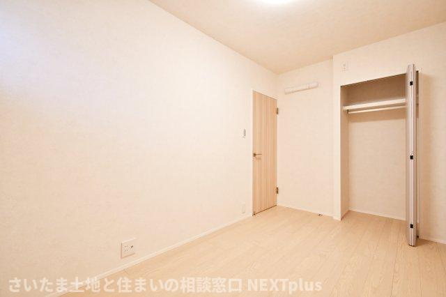 ライオンズマンション大宮指扇第二の収納|サービスルーム①5帖：クローゼットにはハンガーパイプがついているのでかけるだけの収納ができ、家事ラク＆家事の時短になります！上下にセパレートされているのも、デットスペース無く収納できるポイントですね◎