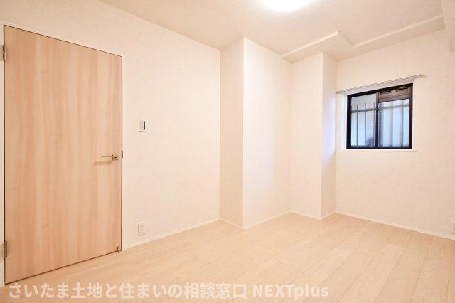 ライオンズマンション大宮指扇第二の収納|サービスルーム②5.4帖：他のお部屋と廊下や収納で隔たれているので、プライバシーが守られやすいお部屋です◎在宅ワークなどの集中したい時や、受験生のお子様の勉強部屋としてもぴったりです！