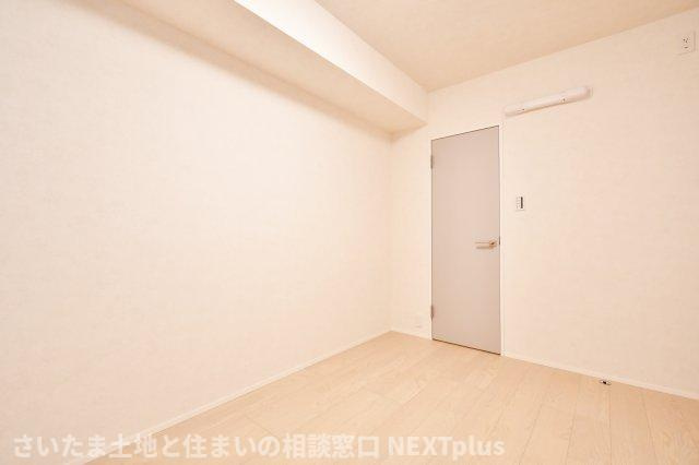 ライオンズマンション大宮指扇第二の収納|サービスルーム②5.4帖：ウォークインクローゼットつきのお部屋です。白基調のお部屋は空間がより広く感じられます。ベットと勉強机を置いてもゆとりのある広さなので、お子様の一人部屋にもおすすめです◎