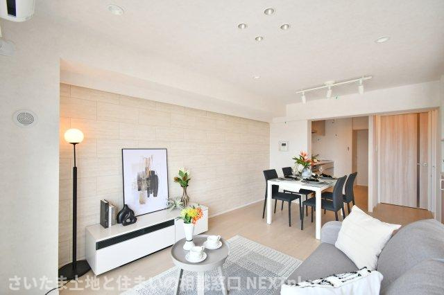 ライオンズマンション大宮指扇第二の居間・リビング|LDK12.7帖：カウンターキッチンの前にはダイニングテーブルを置き、奥にソファーやテレビを置く事で、ダイニング空間とリビング空間を分ける事ができメリハリがつきます！アクセントクロスがおしゃれです！