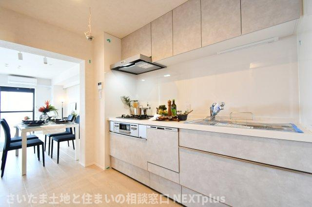 ライオンズマンション大宮指扇第二のキッチン|独立空間にできるタイプのキッチンスペースです。ベビーゲートをつけることでお子様やペットを刃物や火の元へ近づかせることなく、安心安全にお料理を作ることができます。新品で清潔感あふっれるキッチンです◎