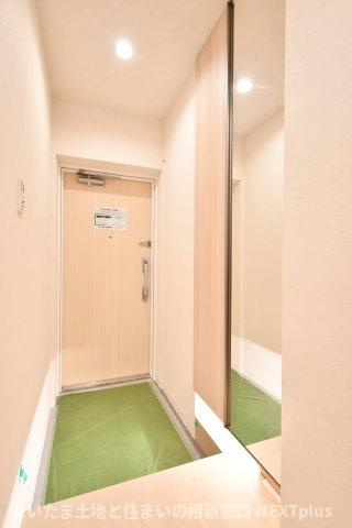ライオンズマンション大宮指扇第二の玄関|トールサイズのシューズボックスですので、ご家族分の靴がしっかり収納する事ができます！ブーツや長靴などのかさばる季節ものや、高さのあるヒールなどもまとめてスッキリ収納できるのが、嬉しいポイントです。