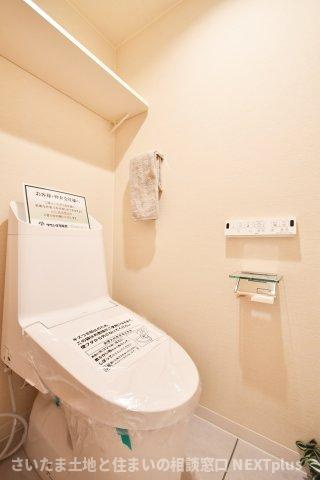 ライオンズマンション大宮指扇第二のトイレ|トイレ：奥行きにゆとりがあり、圧迫感の少ないトイレスペース。吊戸棚付きで、トイレットペーパーなどの備品補充も楽々行えます。掃除用具をしまうと生活感も消す事ができ、イマドキなお部屋にできます。