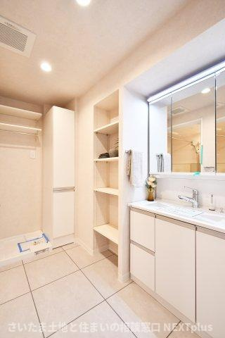 ライオンズマンション大宮指扇第二の独立洗面台|洗面室は広めの設計になっておりますので、洗濯機ほか、タオルや下着等をご家族分まとめて収納する衣装ケースを置く事も出来ます！また、お子様の入浴のお手伝いもしやすい広さとなっております。