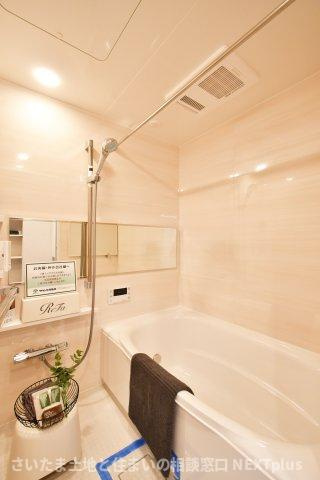 ライオンズマンション大宮指扇第二の浴室|白基調の明るい雰囲気の浴室です。浴室乾燥機もついておりますので、日曜日の夜に出される体操着や給食着、雨の日のお洗濯も困りません！暖房機能もついているので、寒い日のお風呂も気持ち良くは入れますね。