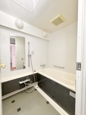 ライオンズマンション船堀親水公園の浴室|一日の疲れを癒すバスルームは、心地よいリラックスを叶える清潔感溢れる美しい空間です。