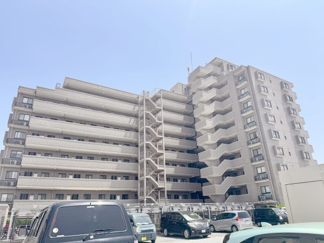 ライオンズマンション船堀親水公園の外観|時代の流れに惑わされないシックなカラートーンで街並みに溶け込む外観。