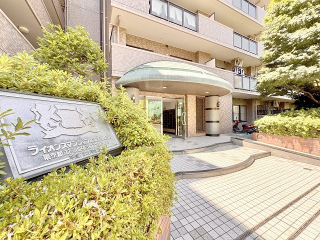 ライオンズマンション船堀親水公園|緑に囲まれたお洒落なエントランス。日々のお出かけ時にも癒しを与えてくれます