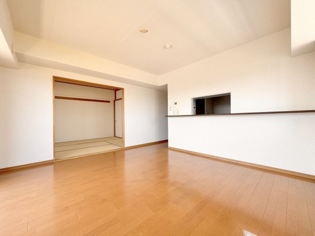 ライオンズマンション船堀親水公園の居間・リビング|南向きのリビングの窓からはあたたかな日差しが差し込みます。冬でもポカポカ☆