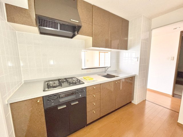 ライオンズマンション船堀親水公園のキッチン|キッチンは独立型なので急な来客時もキッチンの様子が見えにくいのが嬉しいですね！お料理に集中できる空間のご提供です♪