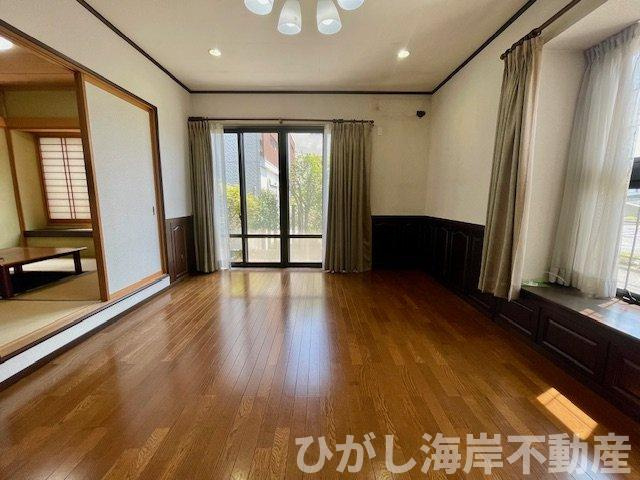平塚市中里　中古戸建の居間・リビング|10帖　LDK