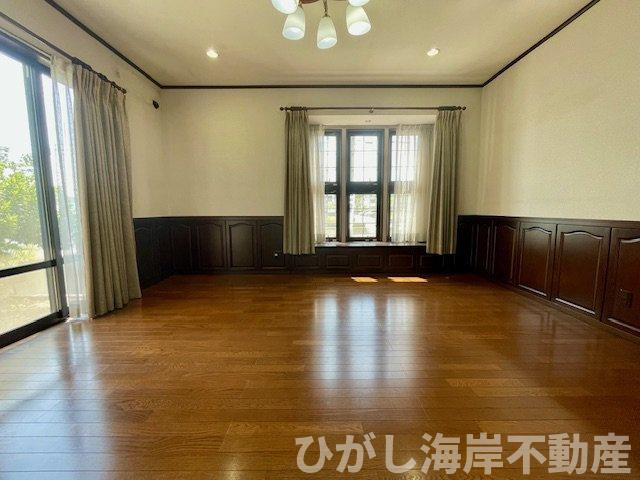 平塚市中里　中古戸建の居間・リビング|10帖　LDK