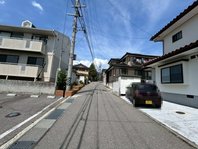 【前面道路含む現地写真】 | 長野市 大字安茂里  2階建 5SSLDK