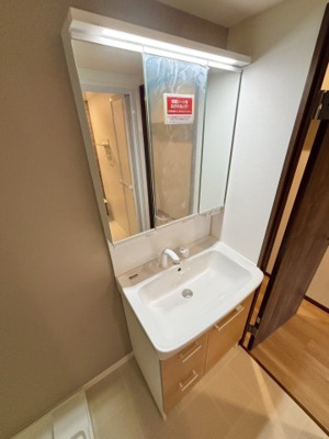 【独立洗面台】 | ファミリーコーポ今福 | 洗面台には収納もしっかりついていますので、洗剤やシャンプーなどのストックもできます。