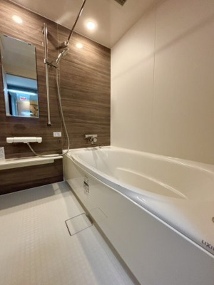 【浴室】 | ファミリーコーポ今福 | 木目調のアクセントパネルがお部屋のようなリラックス空間を演出。浴槽もゆったりお湯に浸かることのできる広さです。