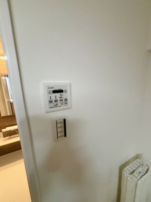 【設備】 | ファミリーコーポ今福 | 浴室暖房乾燥機完備！お洗濯物の乾燥だけでなく、浴室自体のカビの発生も抑えることができ、長く快適に使い続けられます！